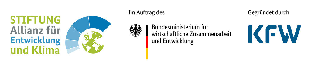 Logo der Stiftung Allianz für Entwicklung und Klima. Im Auftrag des: Logo des BMZ. Gegründet durch: Logo der KfW